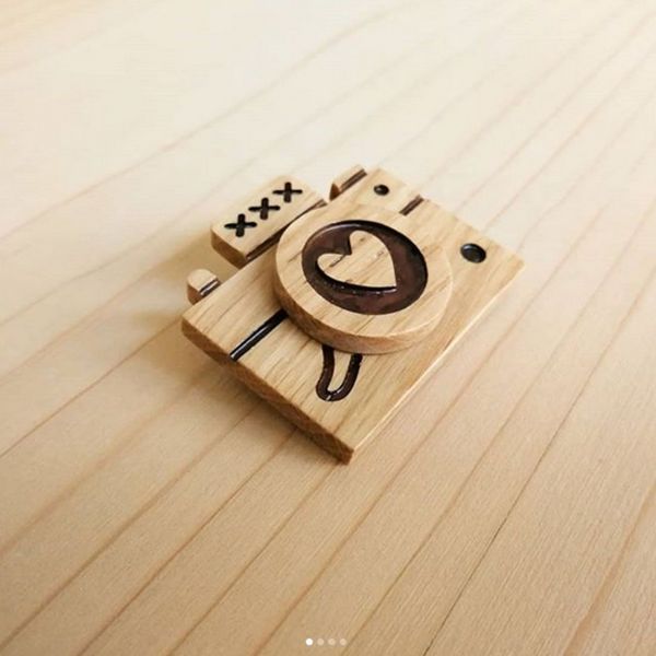 CAMERA (BROOCH - KEY CHAIN - MAGNET)