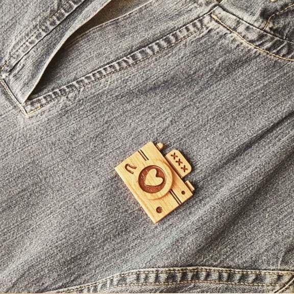 CAMERA (BROOCH - KEY CHAIN - MAGNET)