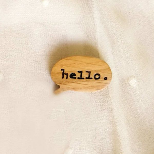 HELLO (BROOCH - MAGNET)